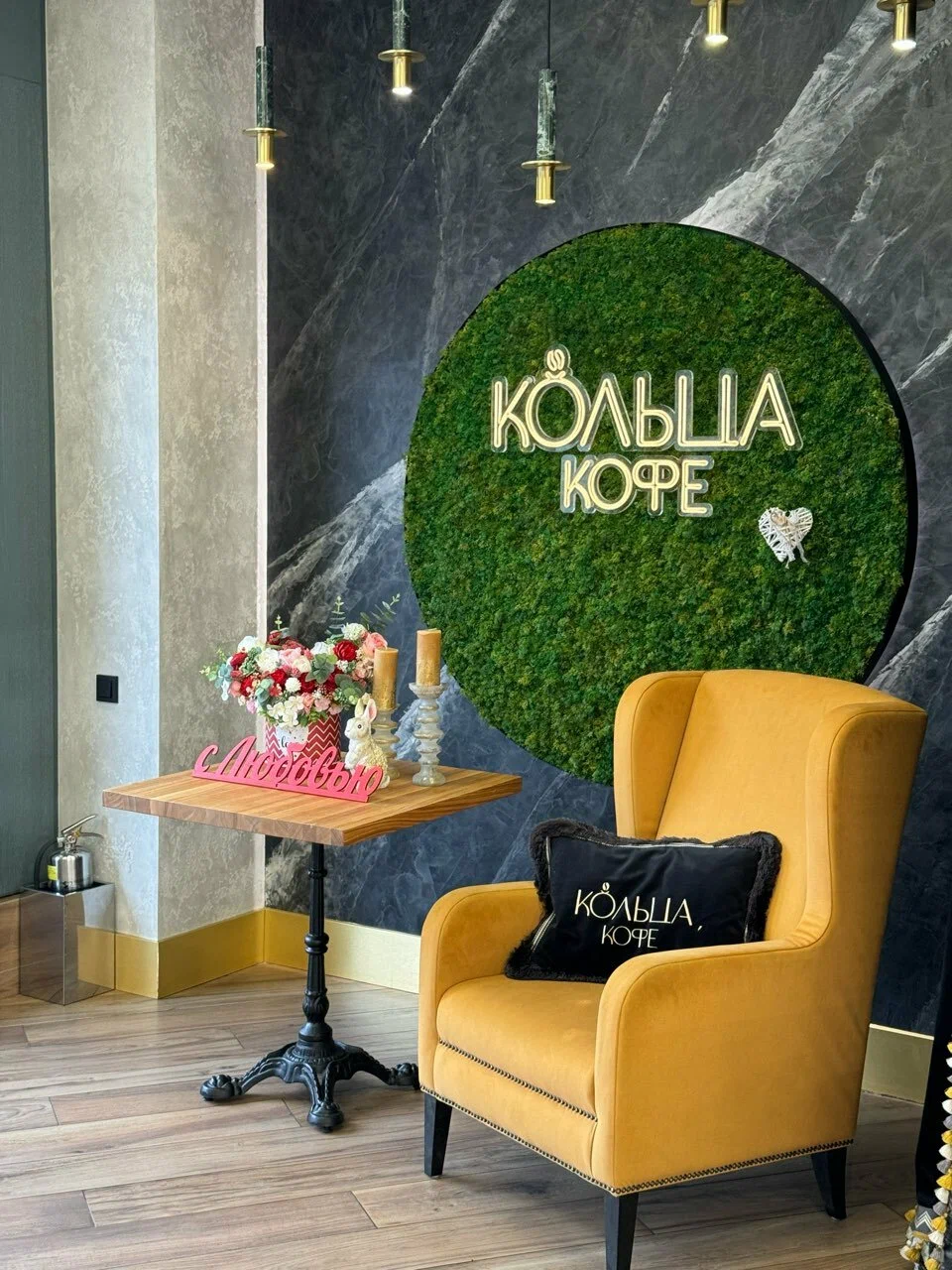 Неоновая вывеска «Кольца, Кофе» на живом мхе